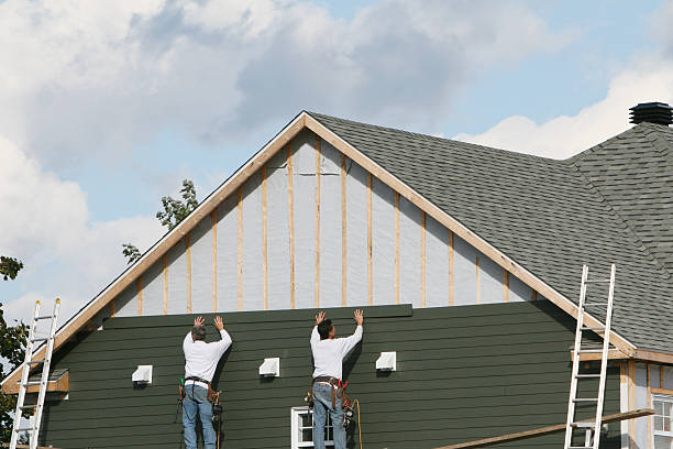 Professional Siding technician working in Homeland, FL